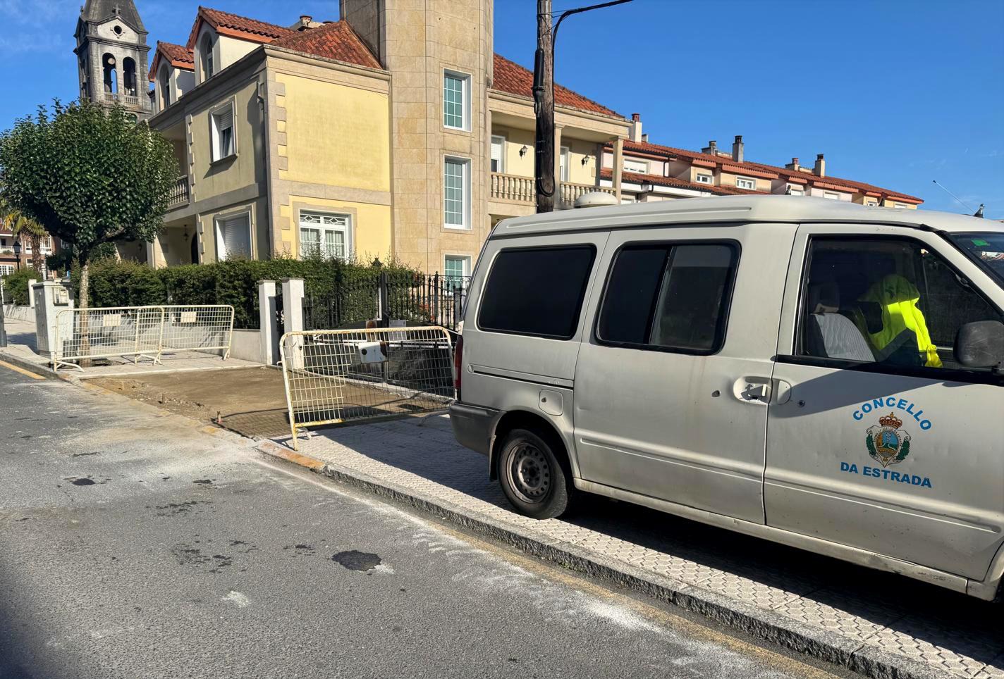 A Estrada repara as beirarrúas de varias entradas de garaxes