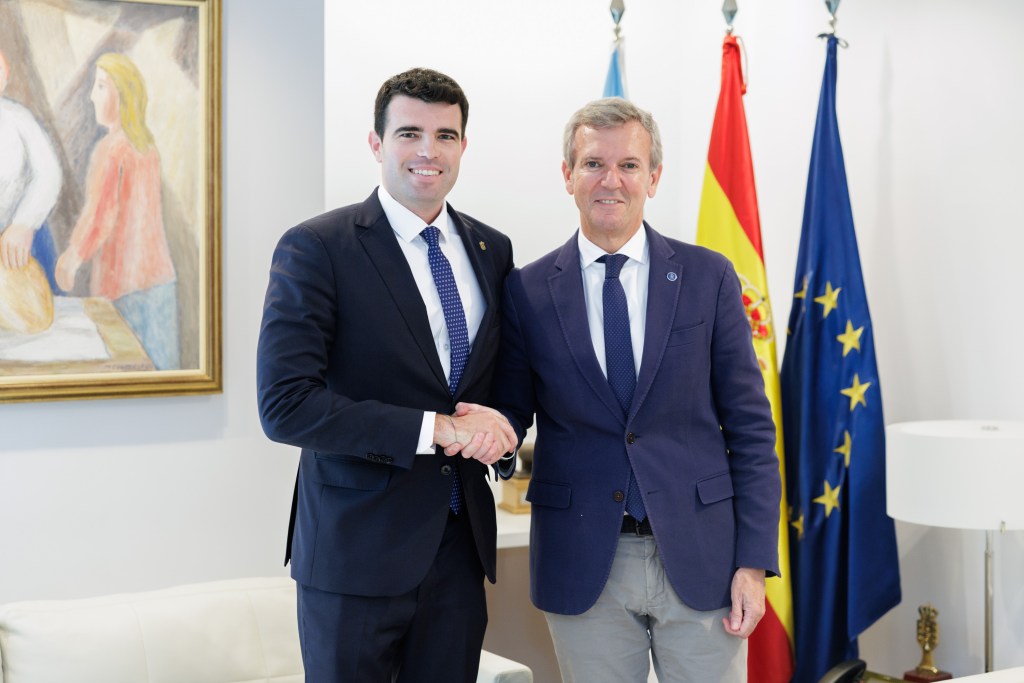 A Xunta comprométese a financiar parte da reforma da praia fluvial e a mellorar a&nbsp;PO-213