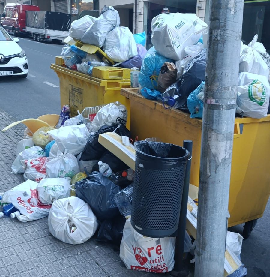 Veciños da Avenida de Santiago reclaman que se recolla o lixo con máis frecuencia