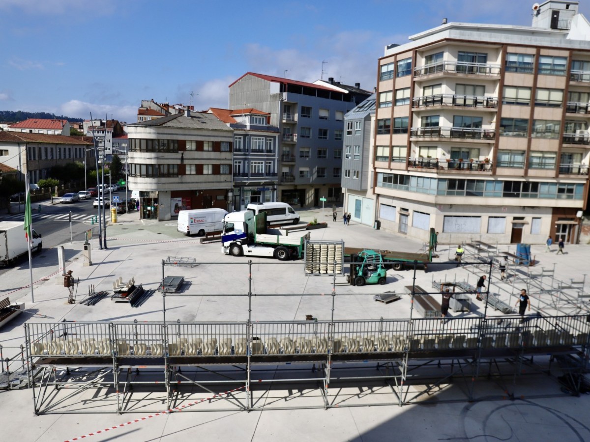 Comeza a montaxe dunha pista de balonmán na Praza do&nbsp;Concello