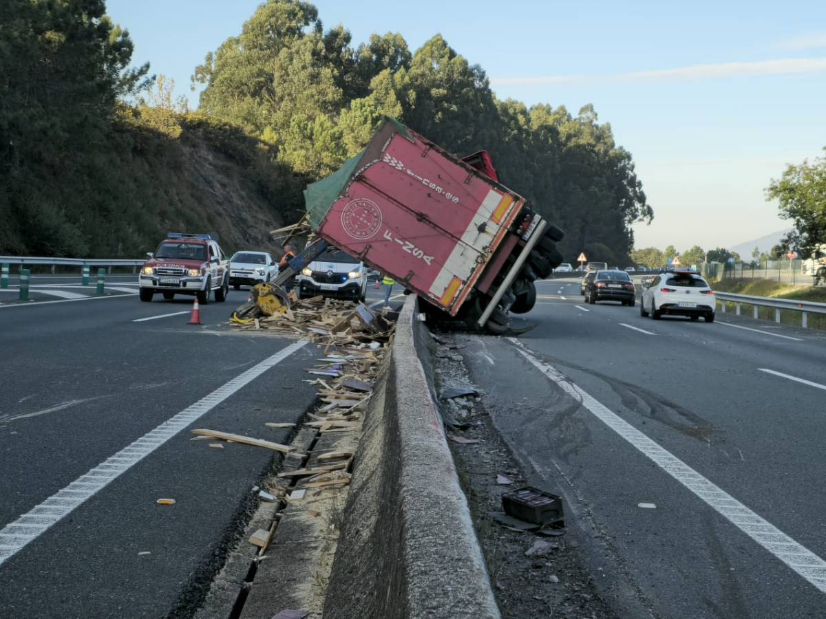 Un camión envorcado obriga a cortar dous carrís da AP-9 en&nbsp;Portas