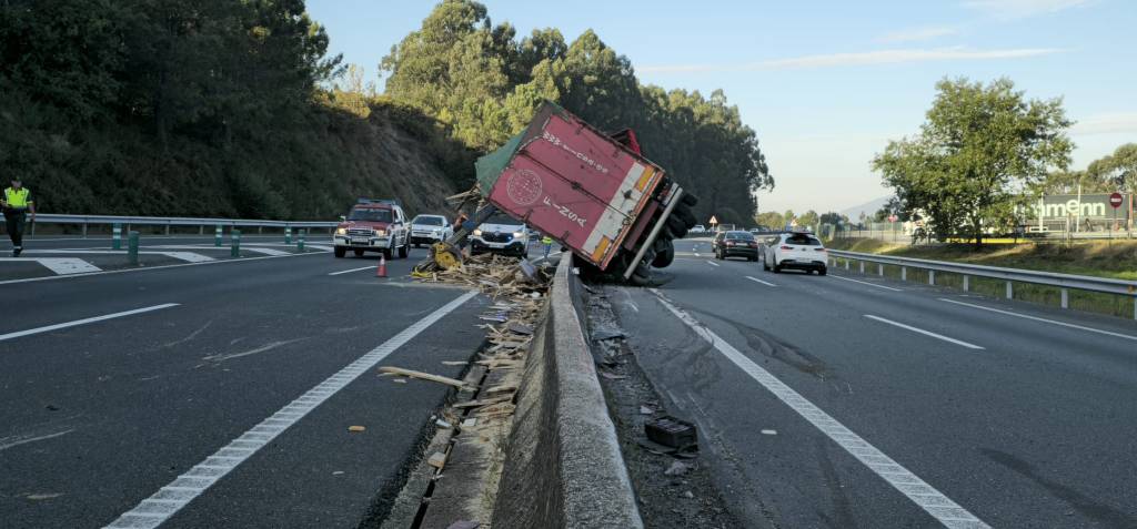 Un camión envorcado obriga a cortar dous carrís da AP-9 en&nbsp;Portas