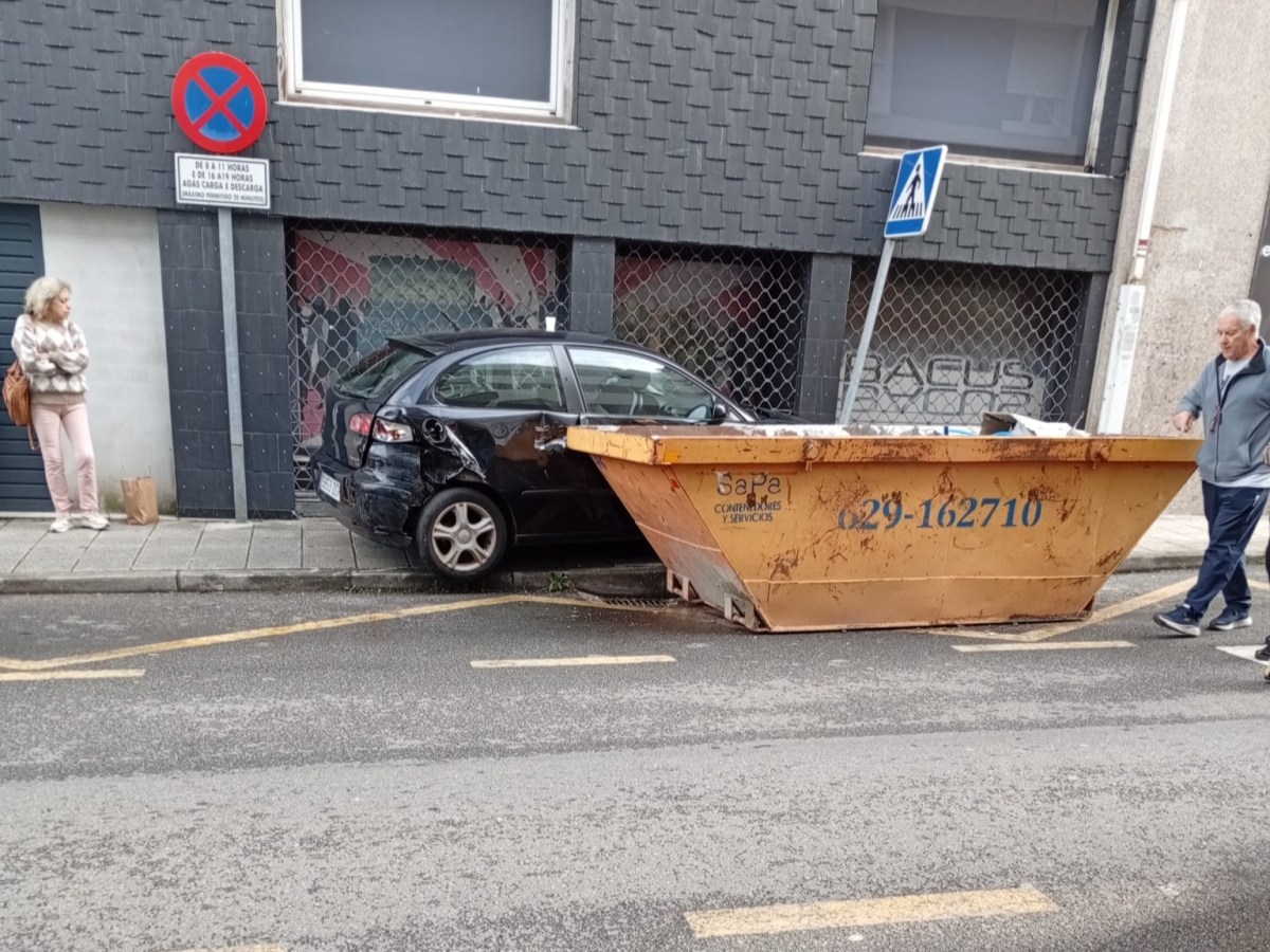 Teñen que abandonar o coche polo maleteiro despois de quedar encaixados entre un edificio e un contedor de&nbsp;obra