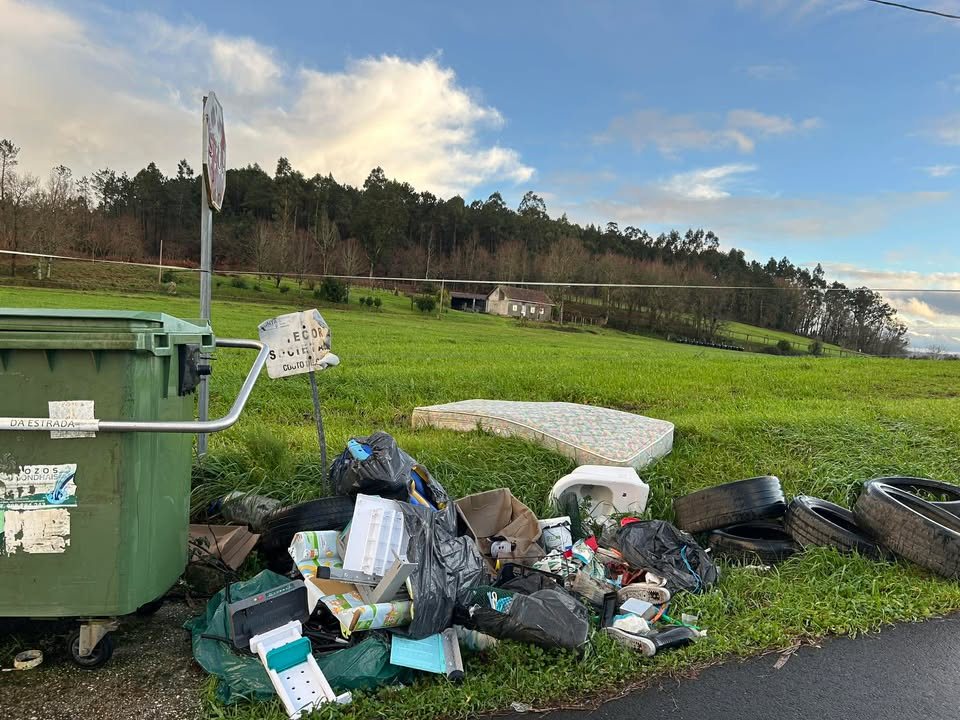 Alertan dun vertido de lixo en San Miguel de Castro
