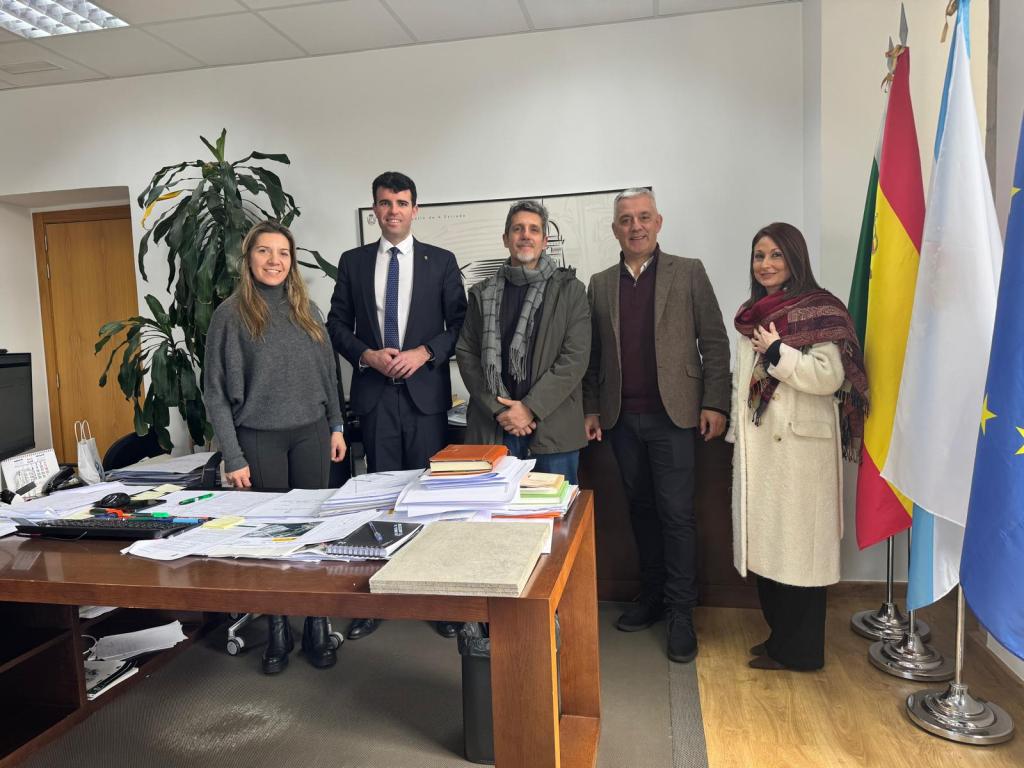 Unha escultura representará á familia Castelao Renda paseando pola&nbsp;Farola