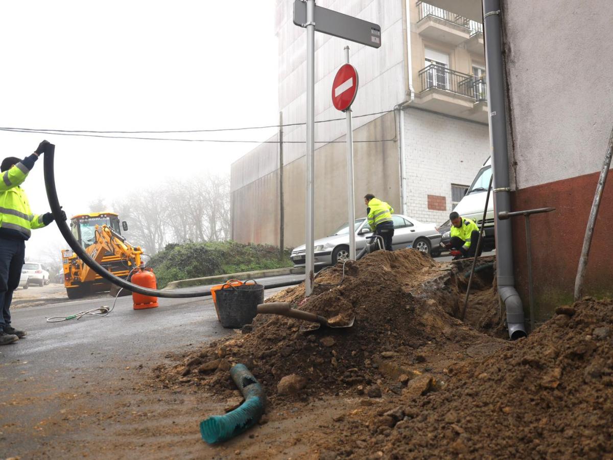Rompe unha tubaxe entre as rúas Cerdedo e Pintor&nbsp;Maside