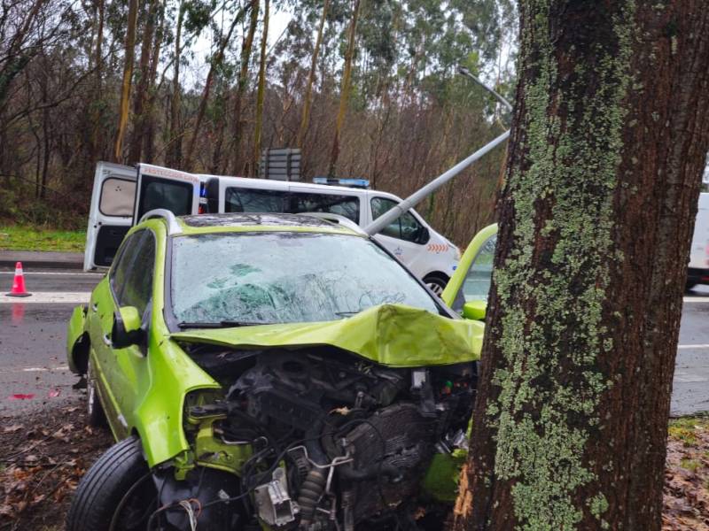 Un ferido en Cuntis tras bater contra unha árbore e un&nbsp;farol