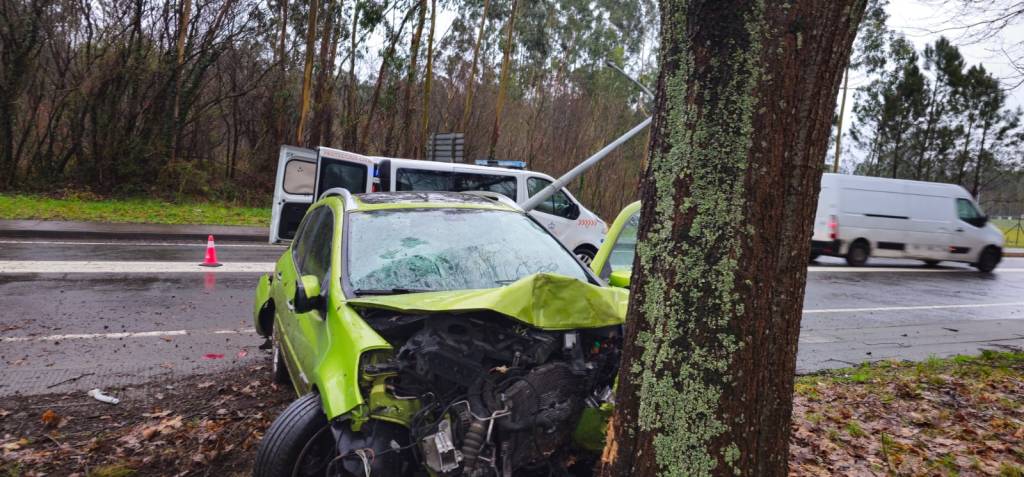 Un ferido en Cuntis tras bater contra unha árbore e un&nbsp;farol