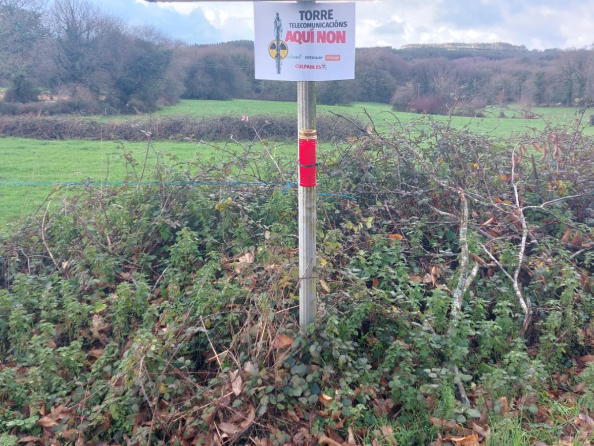 Veciños de Filloi reclaman que se paralice a instalación dunha torre de telecomunicacións preto das&nbsp;casas