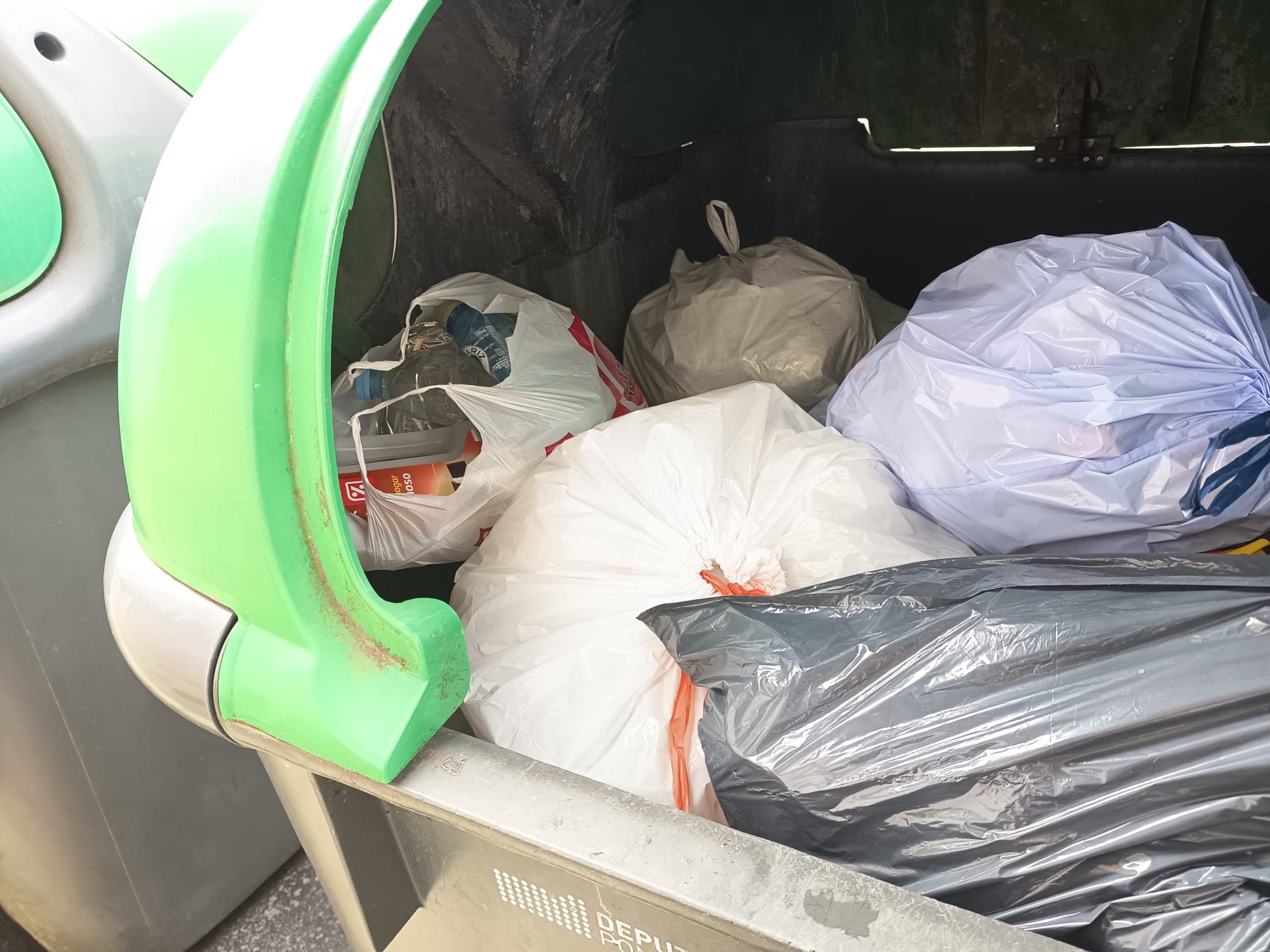 As bolsas de plástico que estaban fóra do contedor teríanse vertido no contedor verde