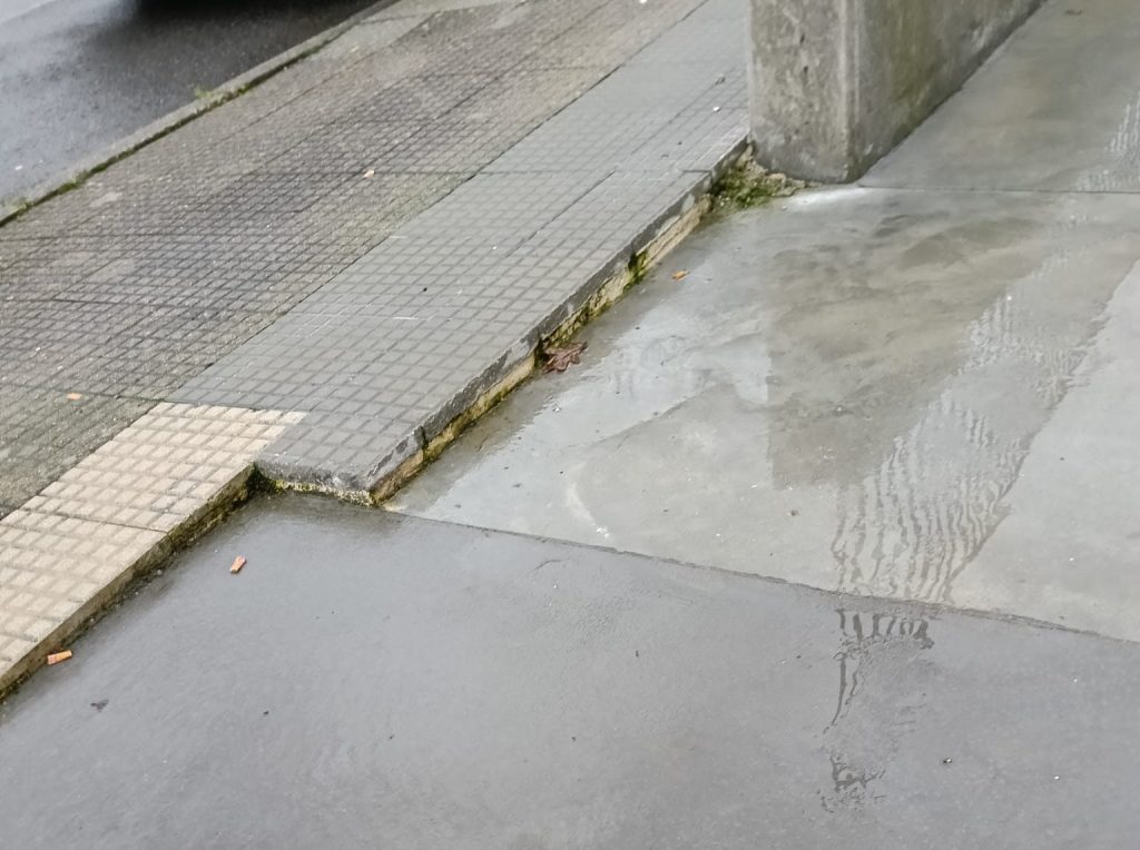 Queixas polo escalón existente entre a beirarrúa e o terreo do&nbsp;Xulgado