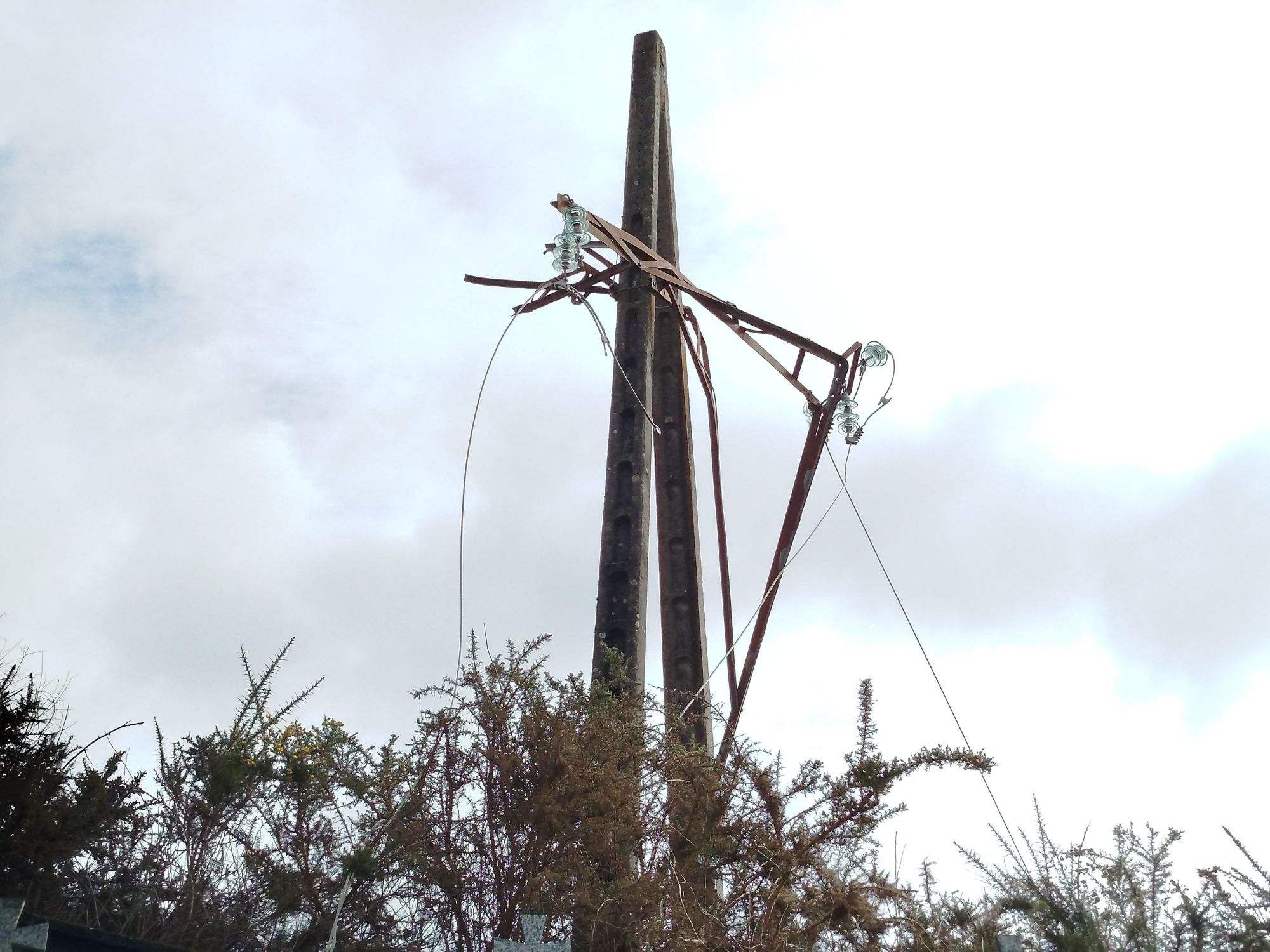 En xuño xa apareceran fendas na zona que se derrubou