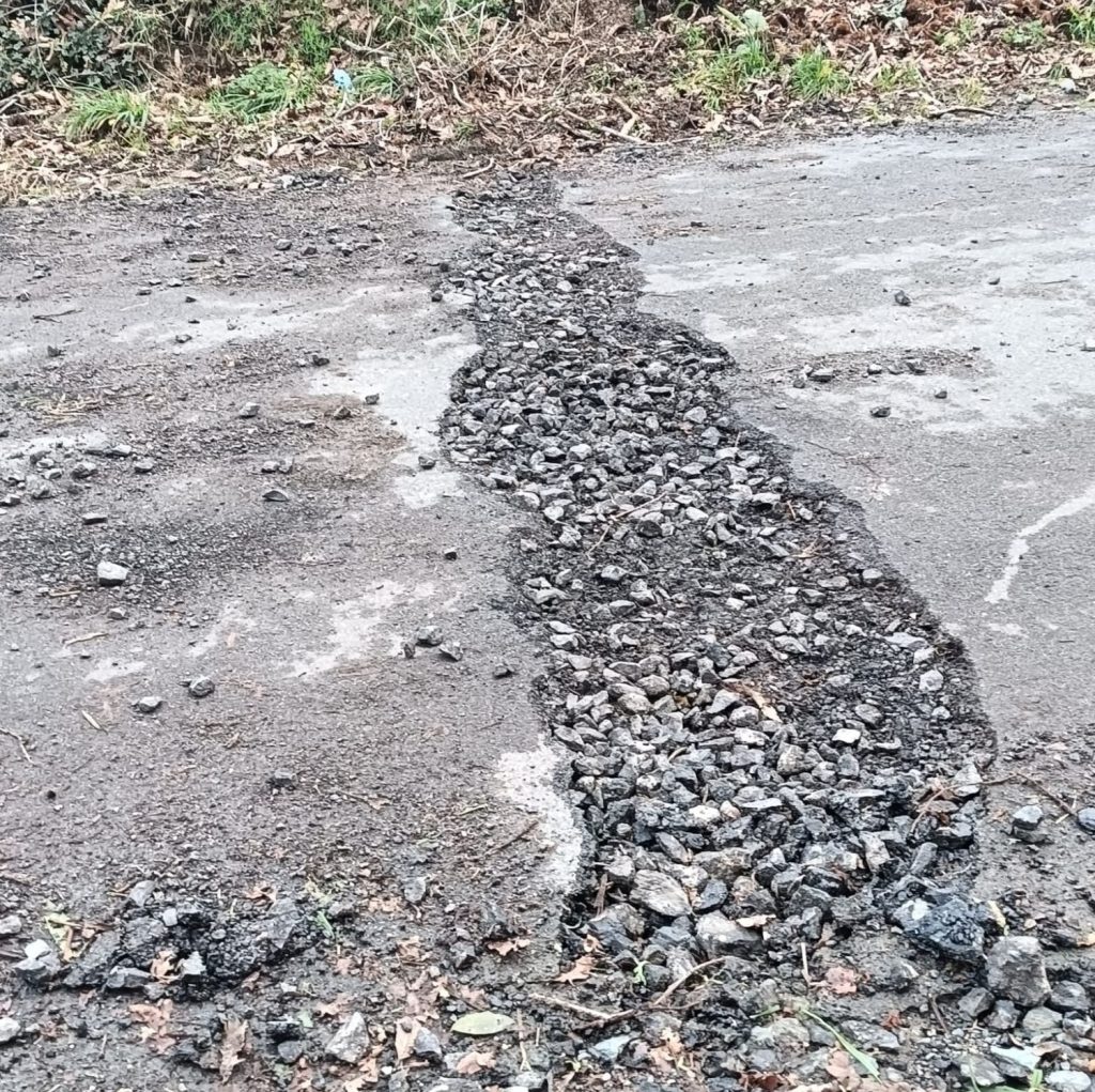 VÍDEO | Un raio rompe o asfalto en&nbsp;Nigoi