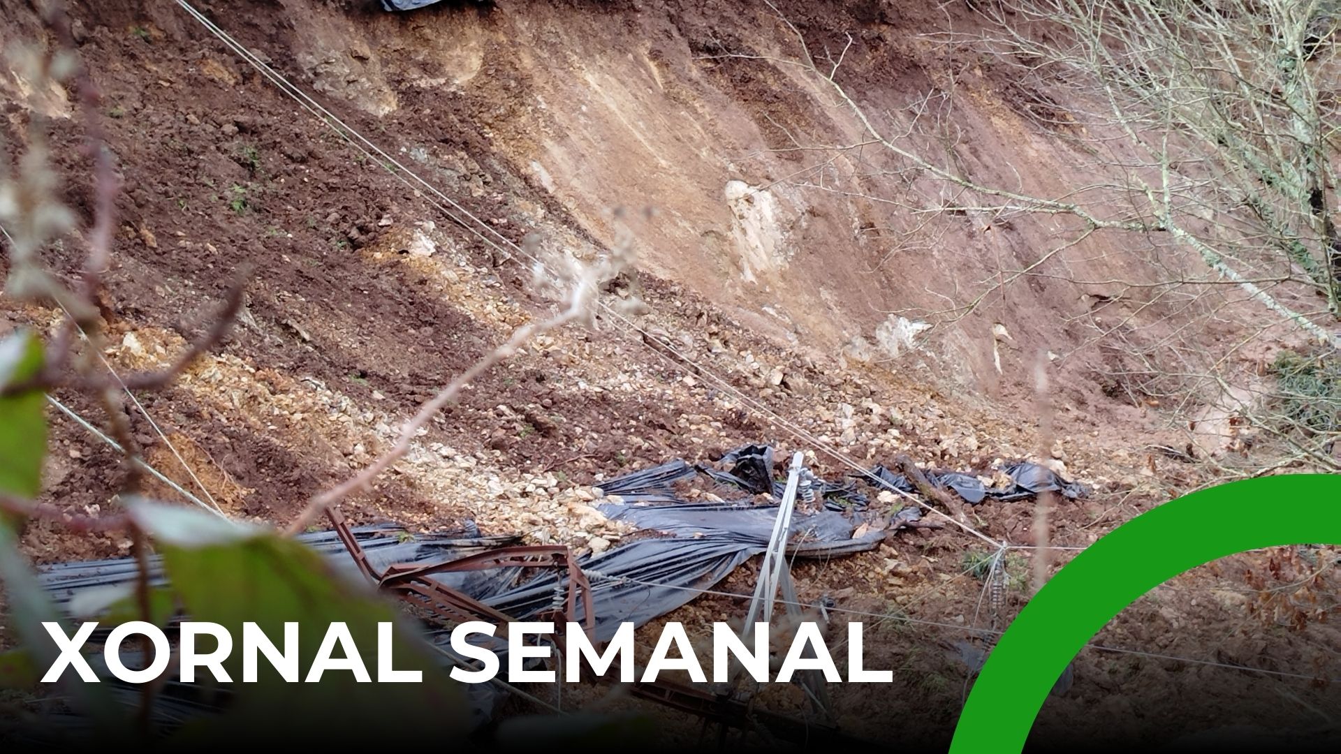 Un desprendemento de terra e un coche que quedou sinistro total
