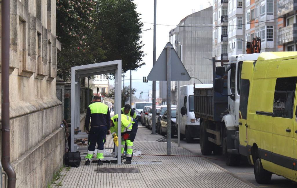 Instalan marquesiñas na parada do Concello