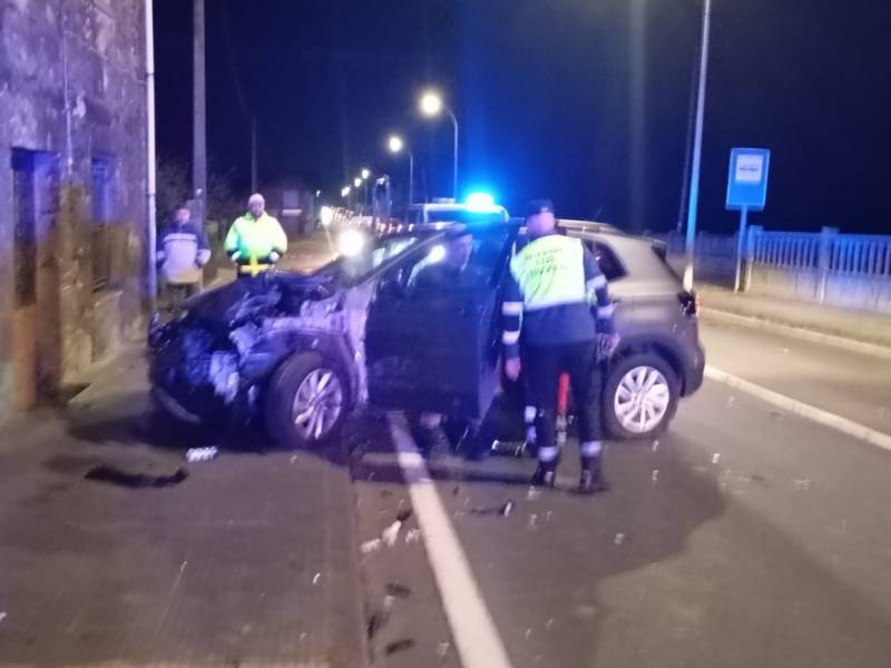 Unha ferida grave tras ser atropelada na Anllada ao bater un turismo e un&nbsp;tractor