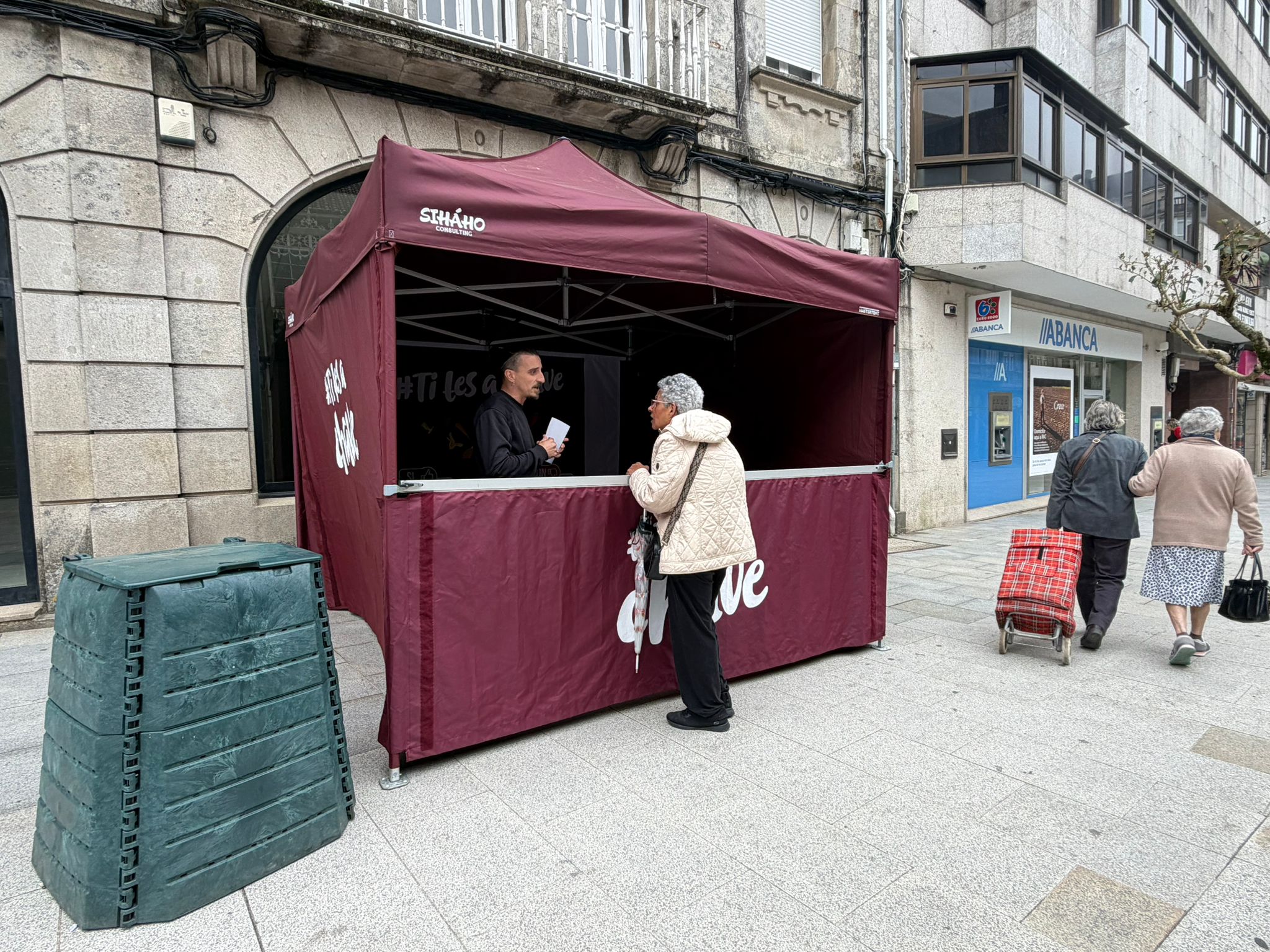 Entregáronse 150 tarxetas de apertura do contedor marrón, 41 delas a establecementos