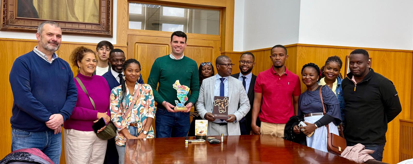 Mestres de Mayotte coñecen o sistema educativo estradense de Madeira