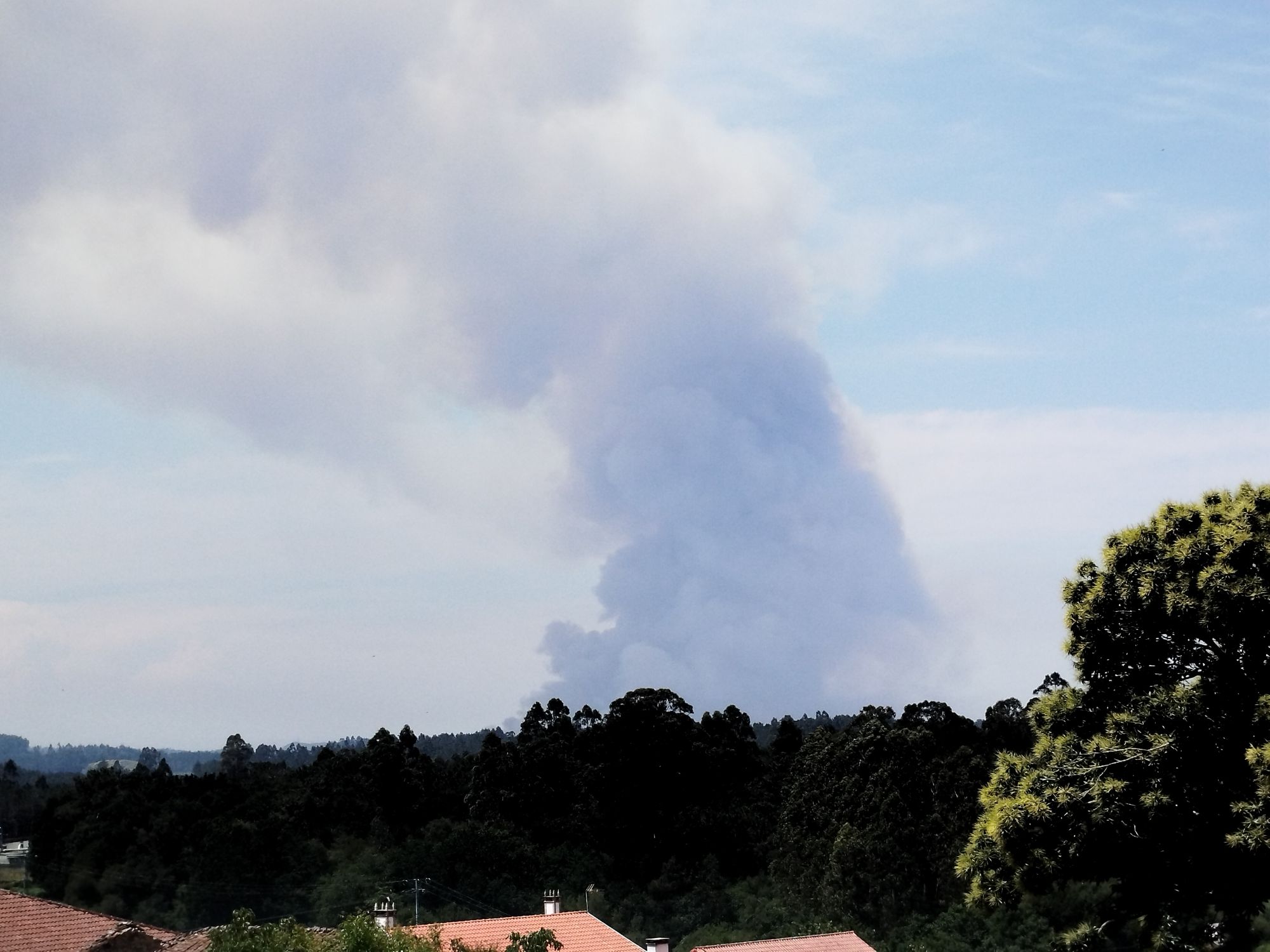 Permiten que os desaloxados en Padrón por un incendio forestal regresen ás súas casas