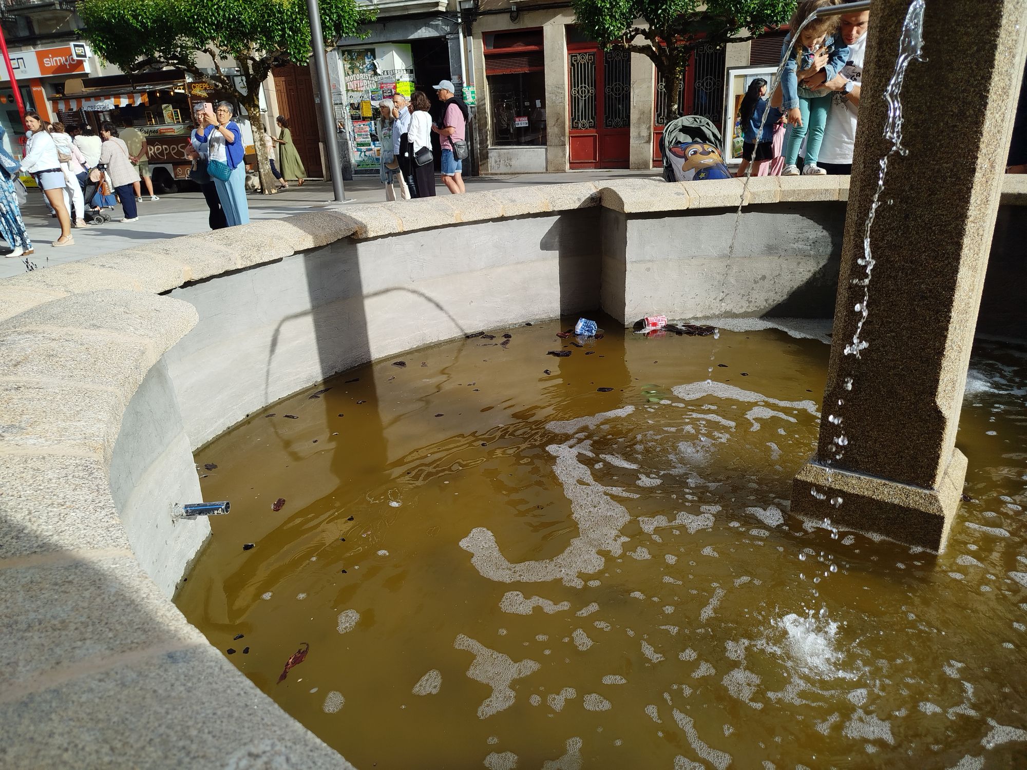 A fonte da Farola, con lixo durante as festas