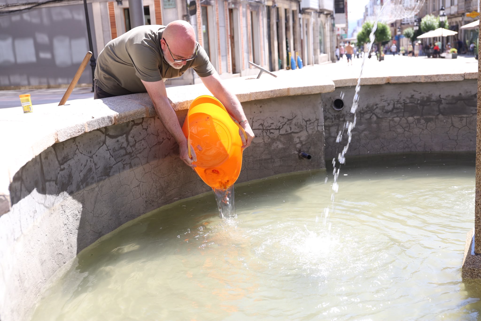 Aparecen tres inquilinos na Fontana di Trevi estradense