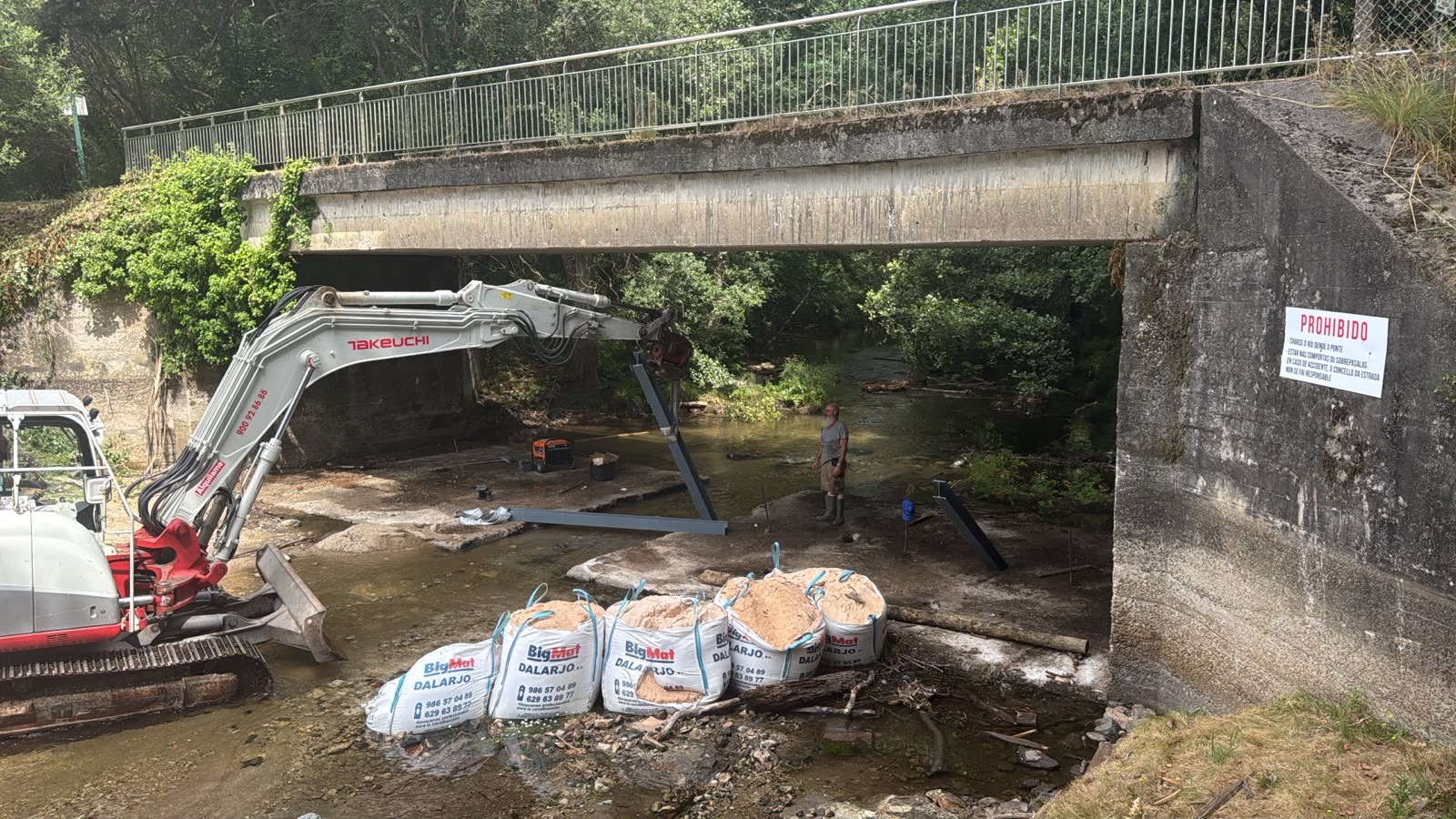 López Bueno critica a tardía posta a punto da praia fluvial