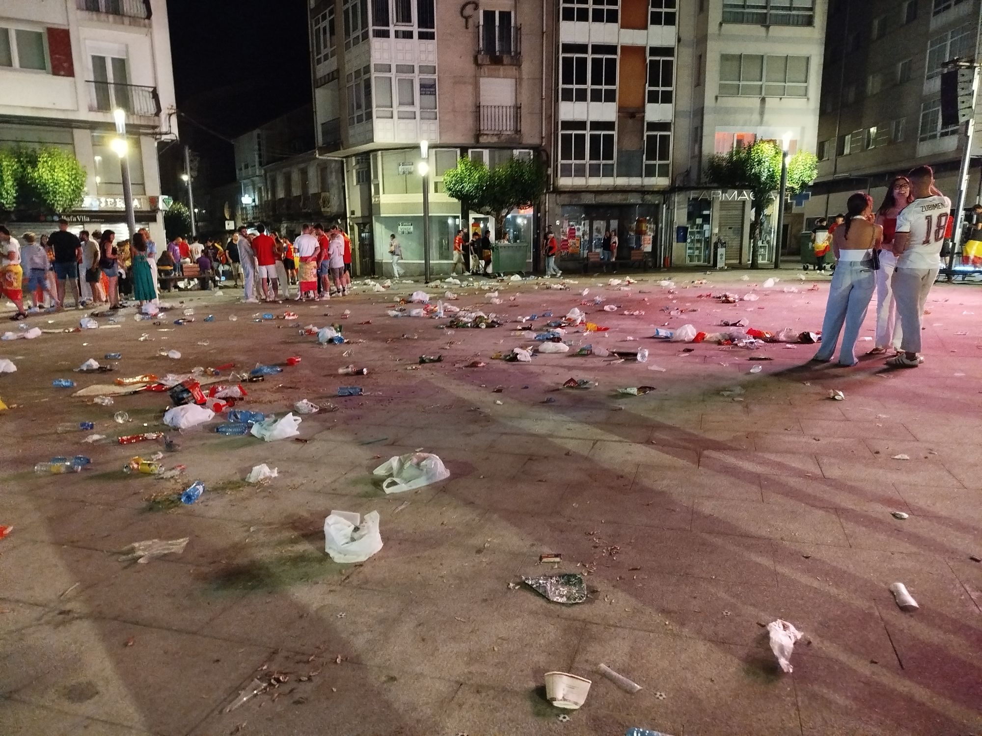 A Farola rematou chea de lixo coa festa do Mundial